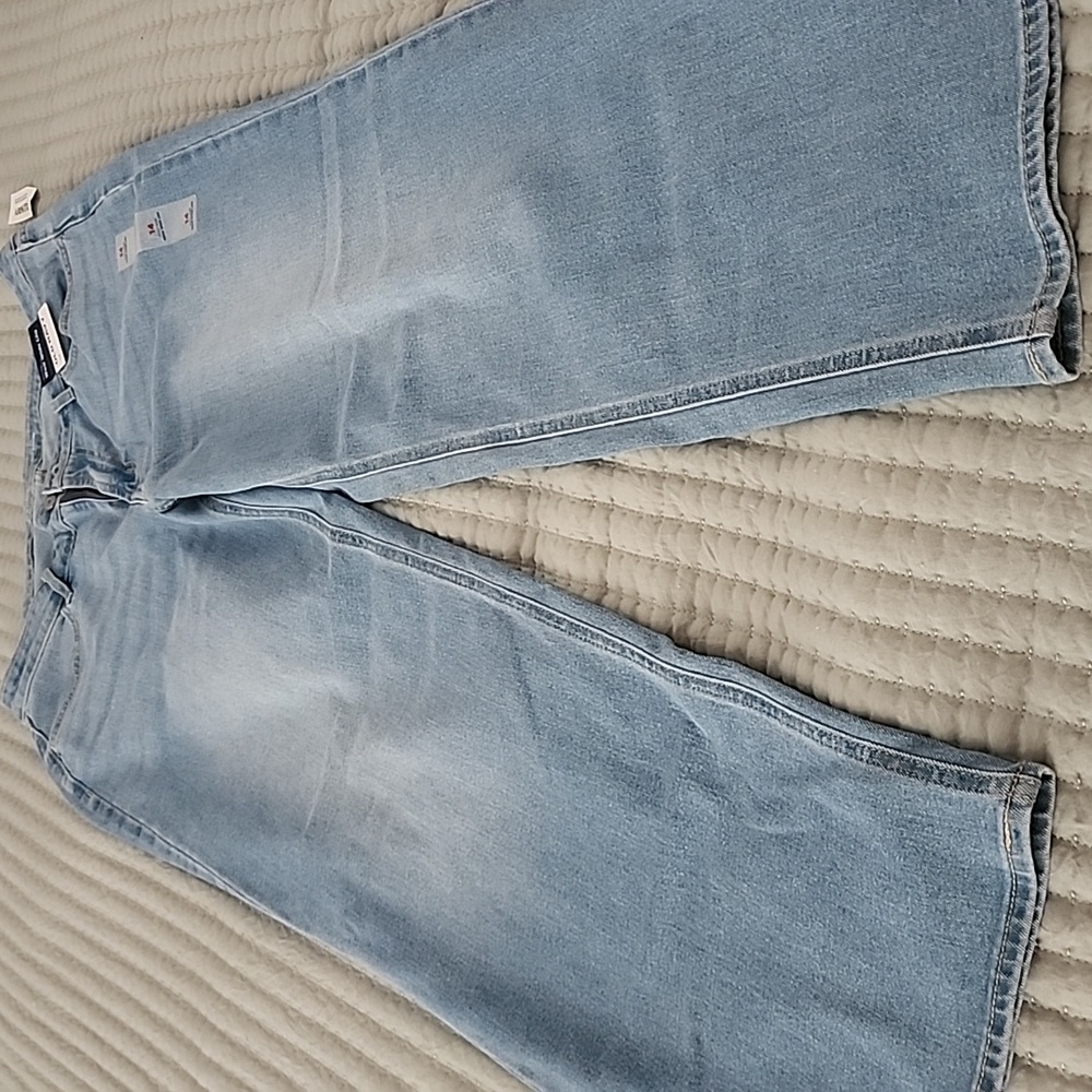 Light Blue Wide-Leg Women Jeans. OLD NAVY